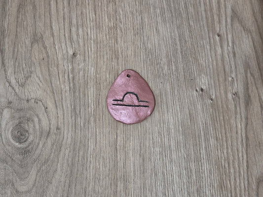 Colgante Signo del Zodíaco Personalizado en Arcilla · Joyería Hecha a Mano