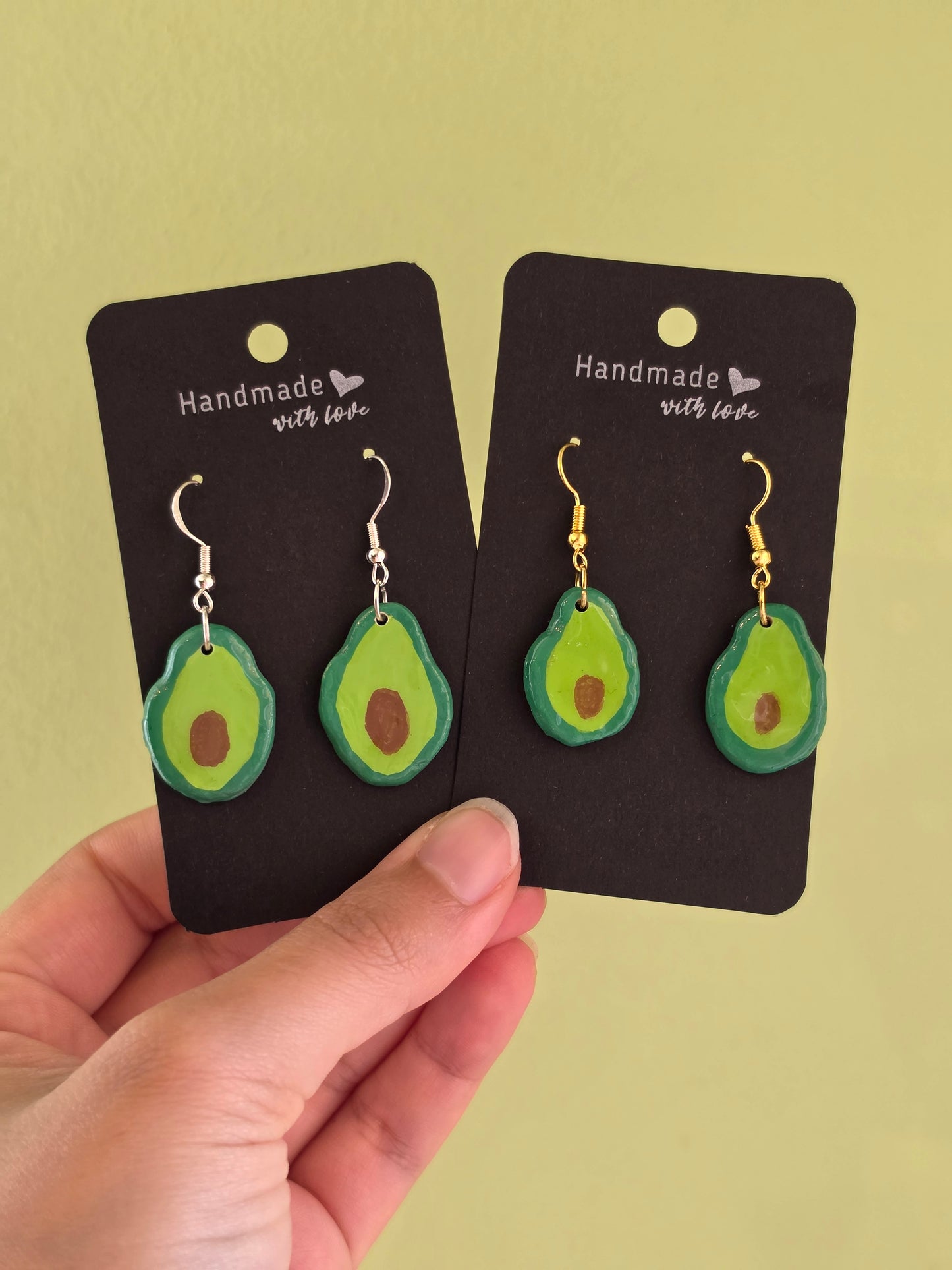 Pendientes de Aguacate de Arcilla Hechos a Mano | Botón y Colgante